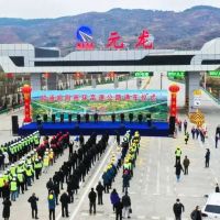 國內全部采用道硅水泥、機制砂配制滑模攤鋪混凝土路面高速公路建成通車